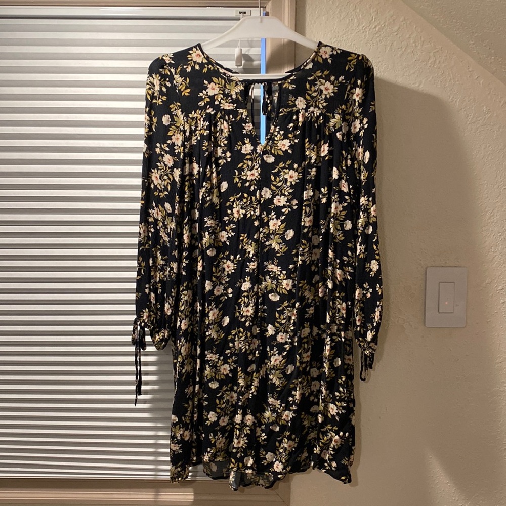 American Eagle shift long sleeve dress. Size M lightly worn.